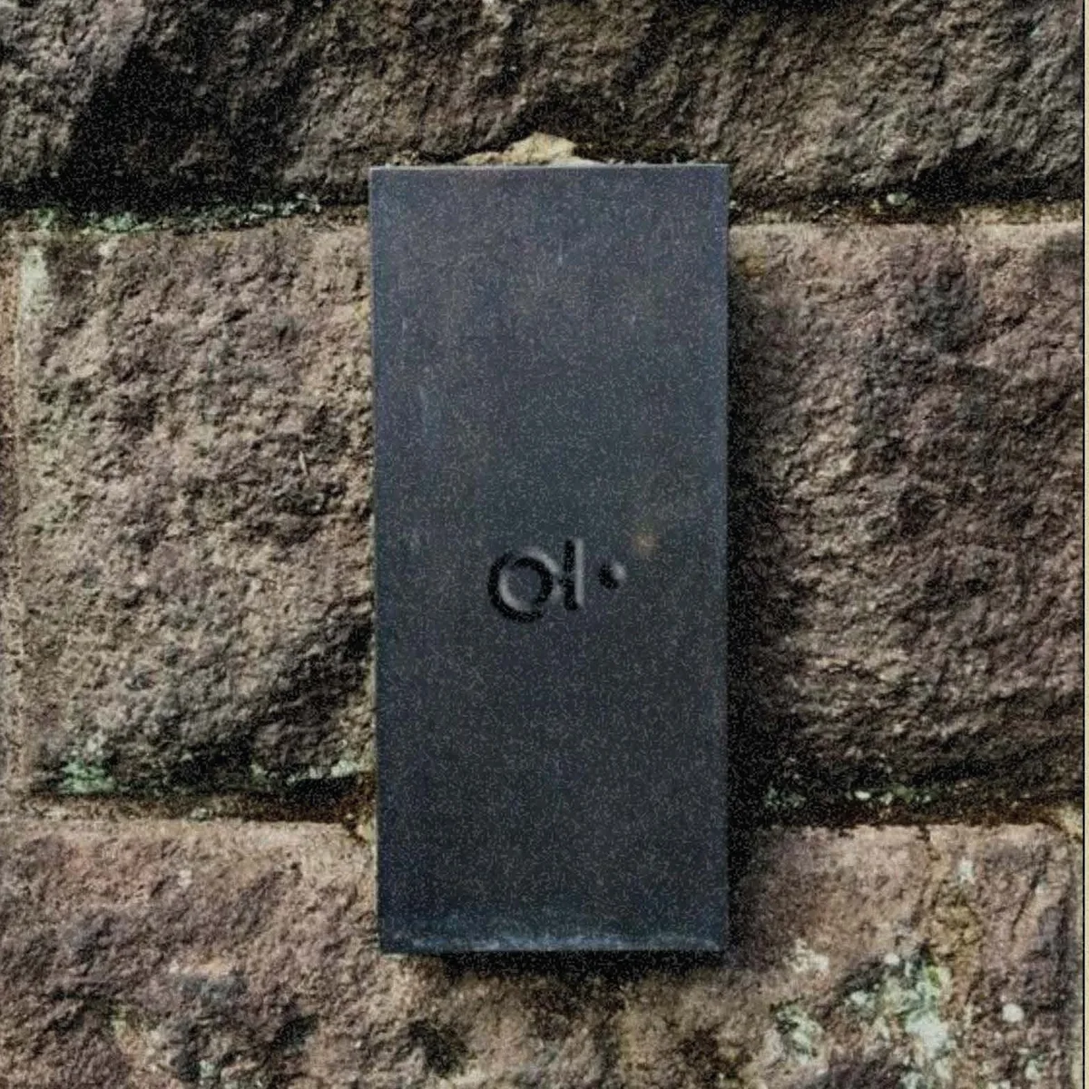 Sello Ol· en tarjeta negra sobre piedra