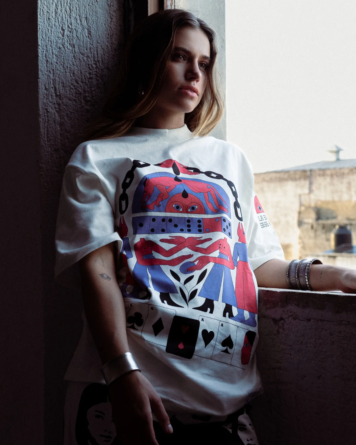 Chica en una ventana con la playera ilustrada