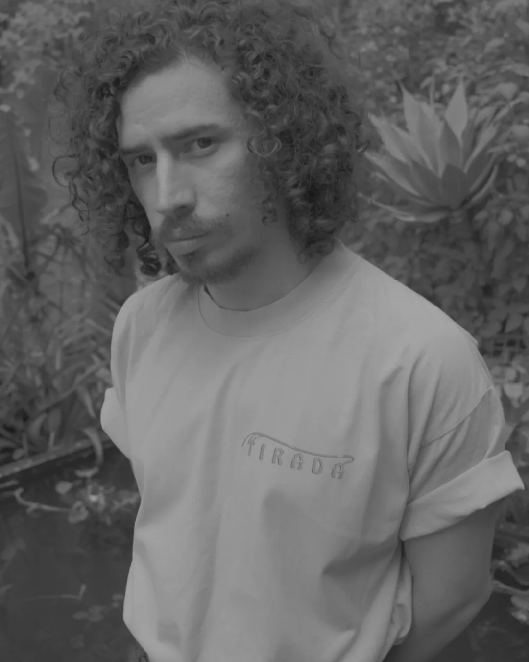 Chico con playera verde de Tirada