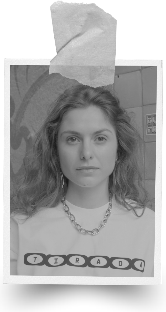 Polaroid con cinta: chica con playera de cápsulas