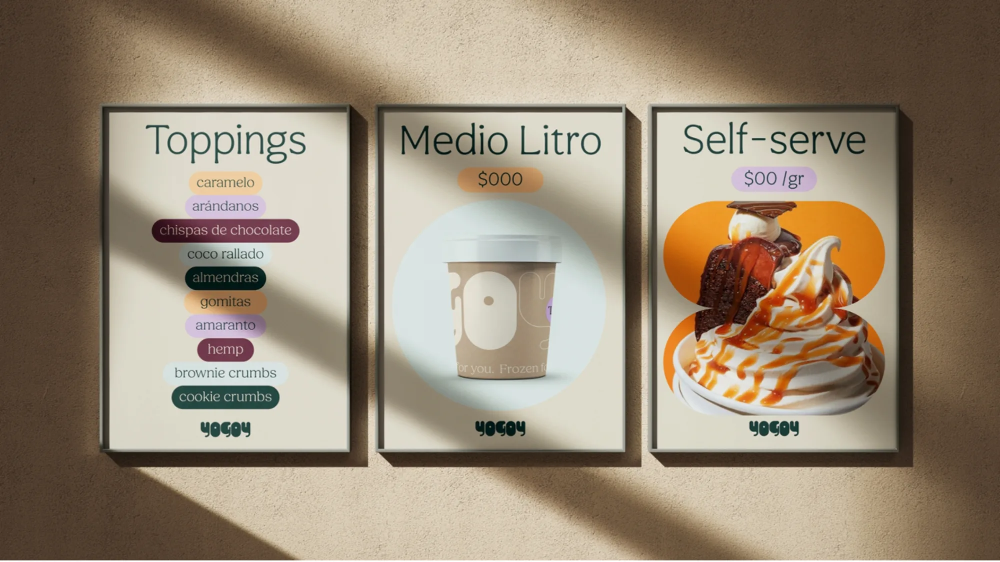 Tres posters de Yogoy en una pared: Toppings, Medio litro, Self-serve